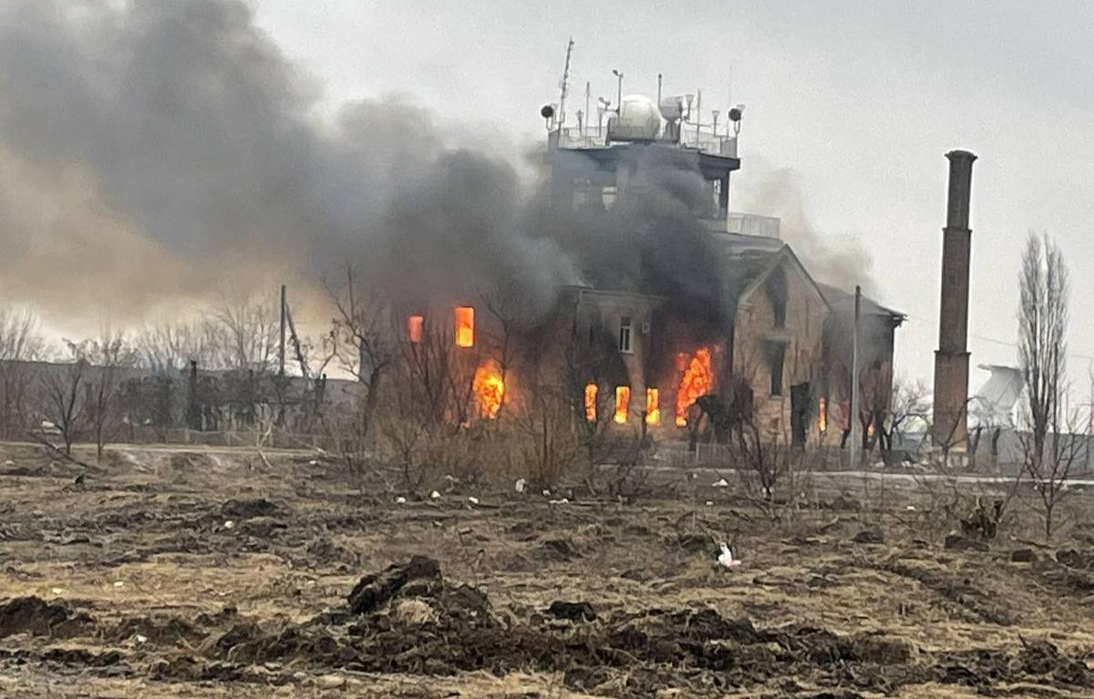 Центр управления полетами аэродрома Мелитополя. По словам Ефремова, его россияне сожгли на второй день после прибытия. Фото из личного архива