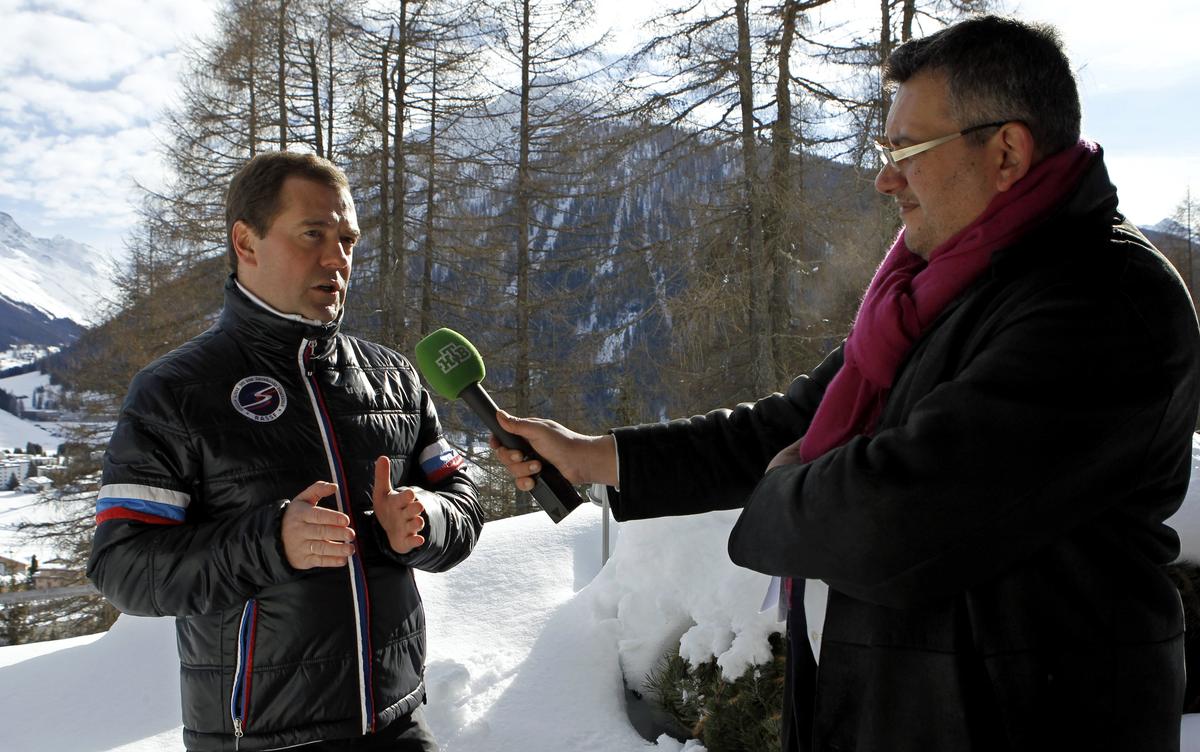 Вадим Глускер берёт интервью у Дмитрия Медведева, 24 января 2013 года. Фото:  Wikimedia Commons , premier.gov.ru, CC BY 4.0