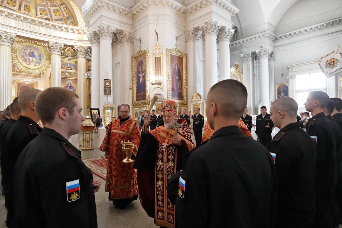 Священник благословляет новобранцев во время церемонии отправки в армию в Санкт-Петербурге, 23 мая 2023 года. Фото: Юрий Кочетков / EPA