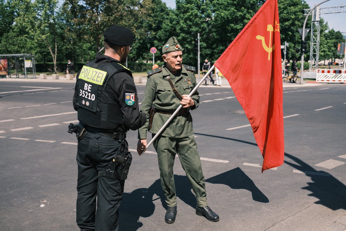 Дедушка из Болгарии с флагом СССР, недопущенный к посещению Тиргартена. Фото: Даниил Маштаков