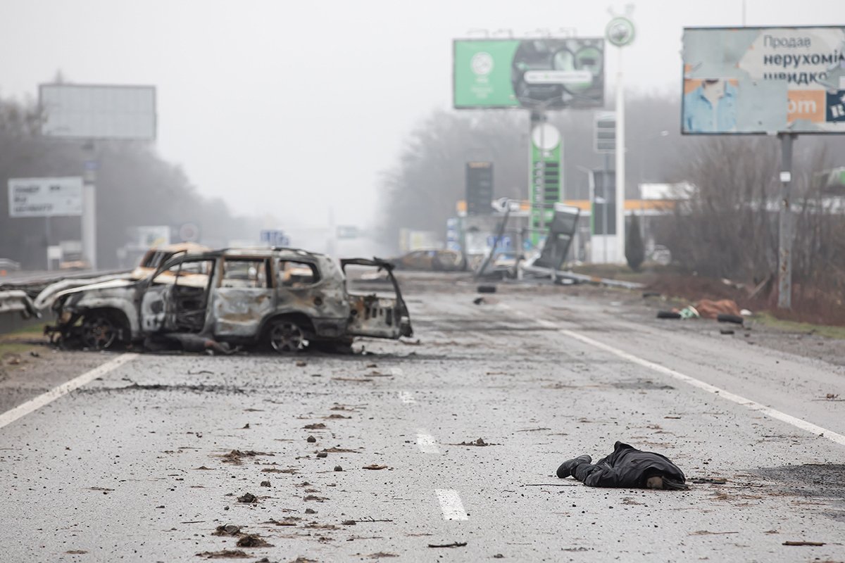 Тело погибшего гражданского на трассе Е40 в 20 км от Киева, Украина, 2 апреля 2022 года. Фото: Михайло Палинчак / SOPA Images / LightRocket / Getty Images