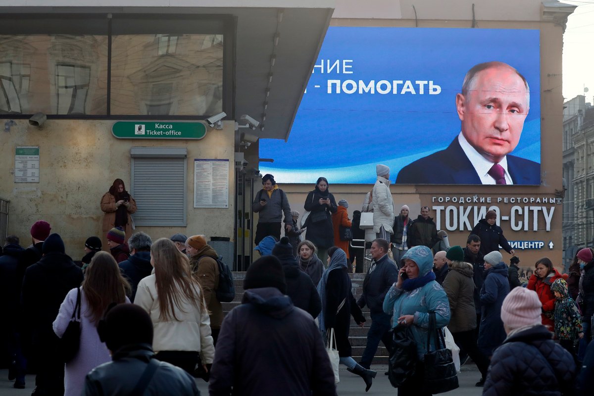 Рекламный щит с изображением Владимира Путина в Санкт-Петербурге, 14 марта 2024 года. Фото: Анатолий Мальцев / EPA-EFE
