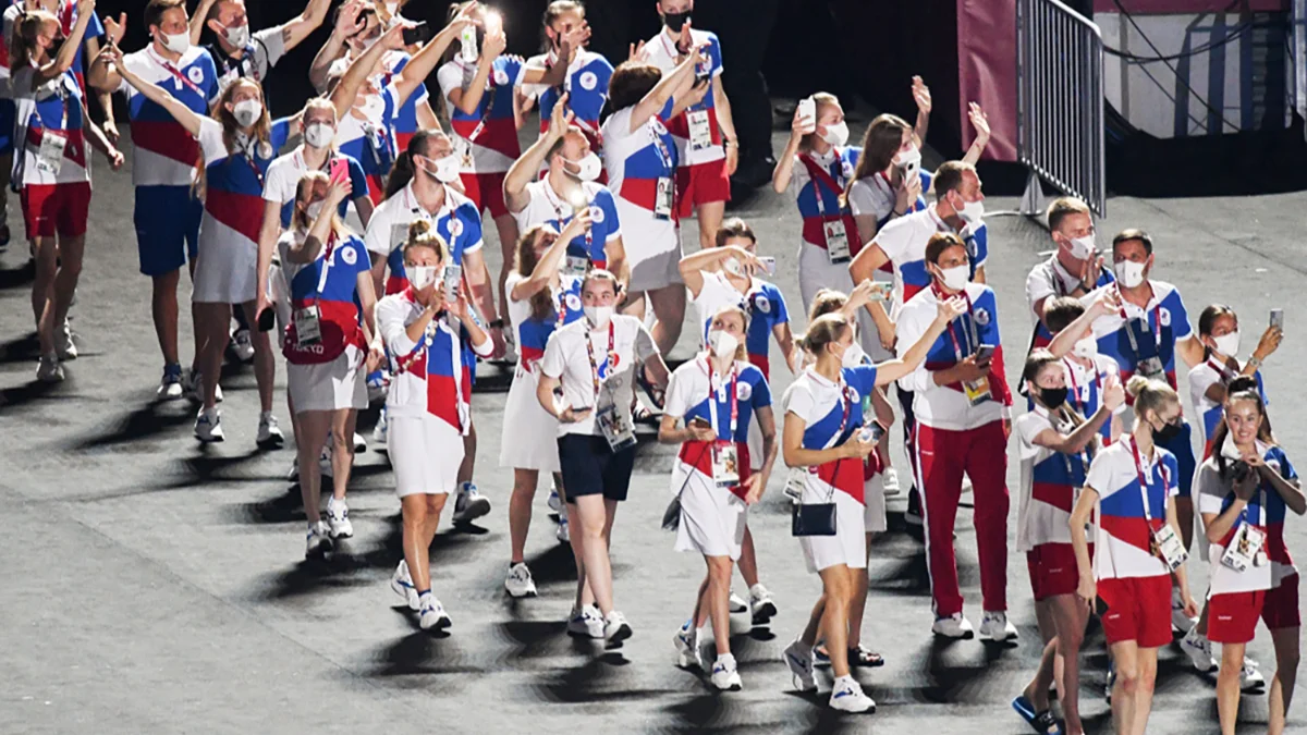 В этом году от России в нейтральном статусе на Олимпиаду в Париже отправились всего 15 спортсменов. На самом деле россияне выступают без национального флага уже четвертые Игры подряд — из-за допингового скандала. Но сколько спортсменов от страны выступило на последней летней Олимпиаде в Токио? 