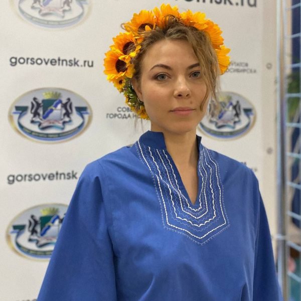 16 марта 2022 года Хельга Пирогова пришла на сессию горсовета Новосибирска в голубой рубашке и с венком из подсолнухов. Фото: соцсети