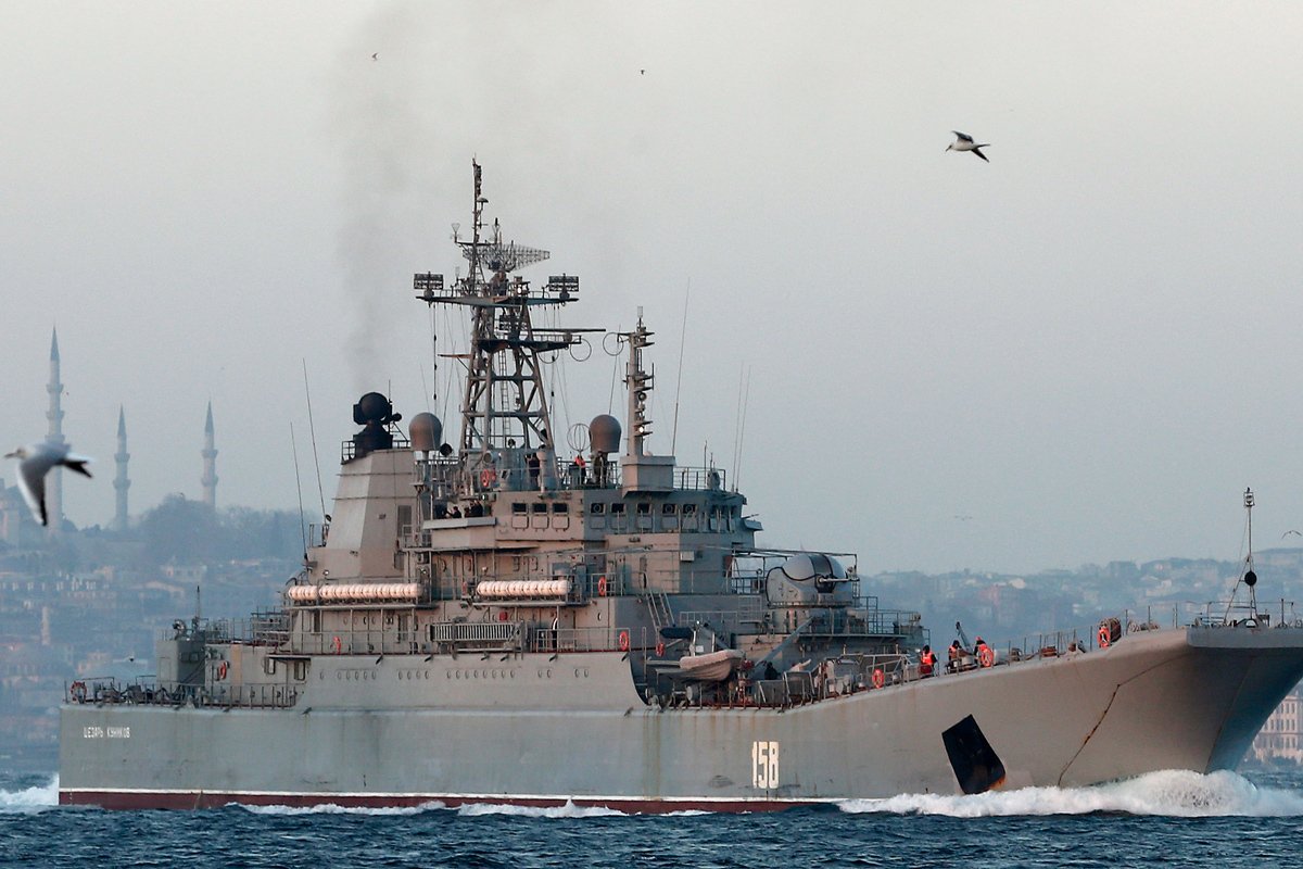 Российский военный корабль «Цезарь Куников» проходит через пролив Босфор в Стамбуле, Турция, 14 декабря 2015 года. Фото: Sedat Suna / EPA