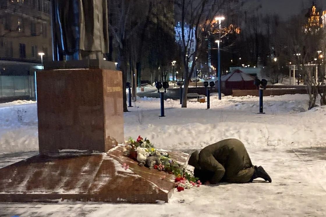 Москвичка у памятника поэтессе Лесе Украинке. Фото:  SOTA