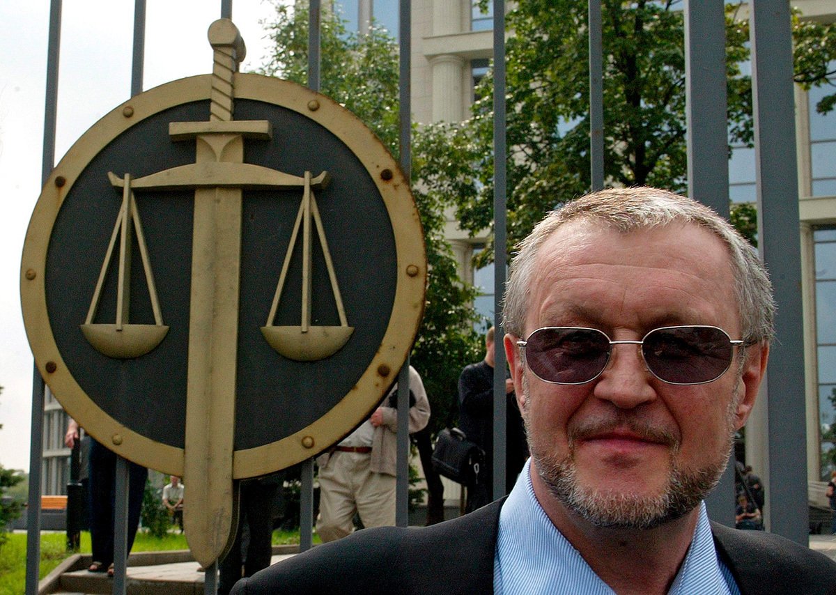 Вячеслав Иваньков позирует для фото у здания суда после выхода из здания суда в Москве, вторник, 19 июля 2005 года. Фото: Дмитрий Астахов / EPA