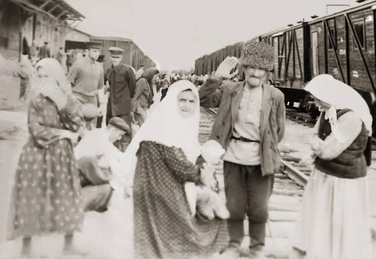 На вокзале. 1957 год. Фрунзе. Жители села Юрт-Аух возвращаются на родину. Фото:  Wikimedia Commons , CC BY-SA 4.0