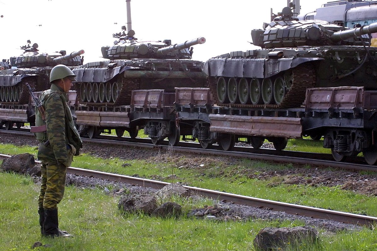 Российский солдат патрулирует военный эшелон с танками в Ахалкалаки на железнодорожной станции Цалка в 120 км от Тбилиси, 15 мая 2006 года. Фото: Zurab Kurtsikidze / EPA-EFE