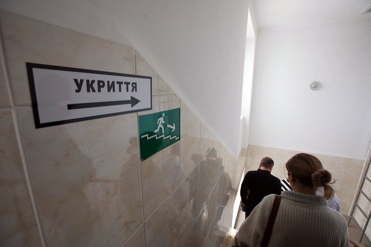 Люди спускаются в бомбоубежище. Фото: Вячеслав Мадиевский / Укринформ/ Future Publishing / Getty Images