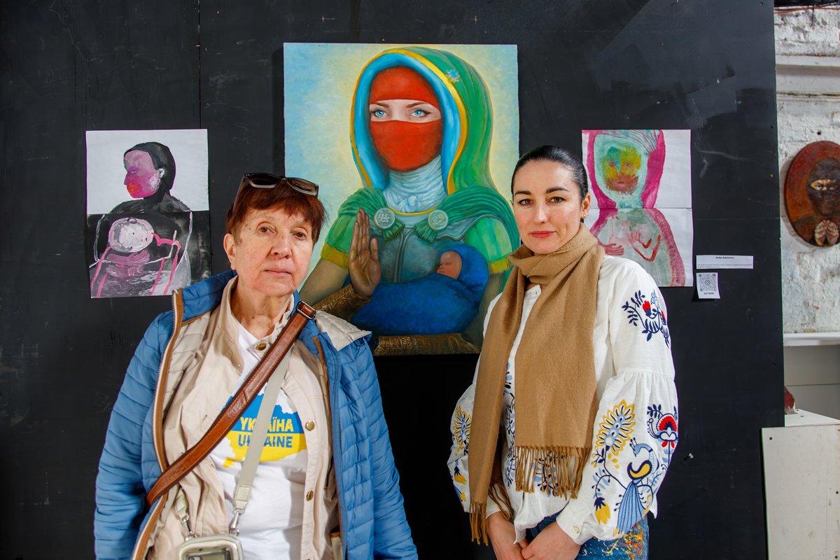 Драматург Елена Петровская и художница Ирина Гончаренко на выставке. Фото: Никита Муравьёв