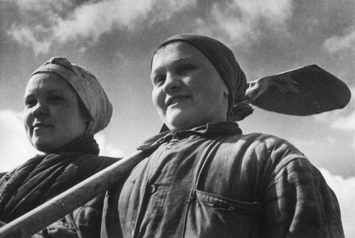 Женщины-добровольцы во время строительства здания МГУ на Воробьевых горах, 1950-е. Фото: rps / ullstein bild / Getty Images