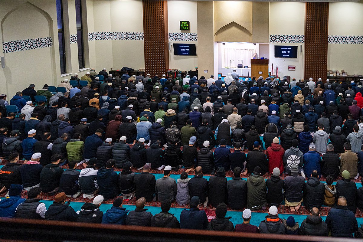 Мужчины совершают молитву в мечети Лондона 12 апреля 2023 г. Фото: Aisha Nazar / Getty Images