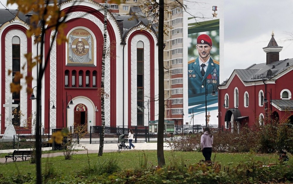 A mural shows a portrait of a Russian soldier killed in action in Ukraine near a church in Balashikha, a city near Moscow. Photo: EPA-EFE/MAXIM SHIPENKOV