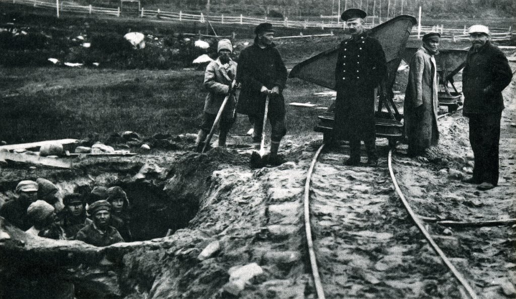 Заключенные копают глину на Соловках, 1925 год. Фото: Wikimedia