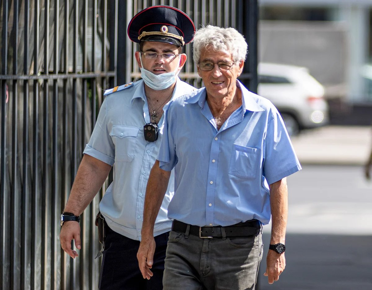 Leonid Gozman accompanied by a police officer in Moscow, 25 July 2022. Photo: Alec Sander / AP Photo / Scanpix / LETA