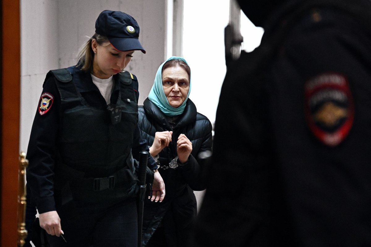 Надежда Кеворкова в сопровождении полицейских в суде, 7 мая 2024 года. Фото: Иван Водопьянов / Коммерсантъ / Sipa USA / Vida Press