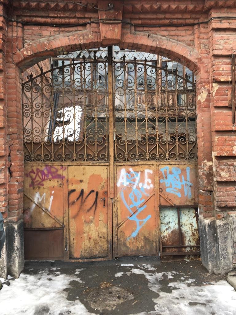 Ворота на улице Революции, Владикавказ. Фото: Rartat / Wikimedia (CC BY-SA 4.0)