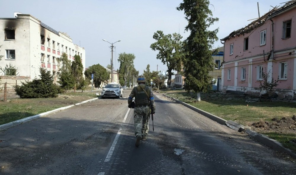 A Ukrainian serviceman patrols the streets of Sudzha, a town in Russia’s western Kursk region, on 21 August 2024. Photo: EPA-EFE/STRINGER