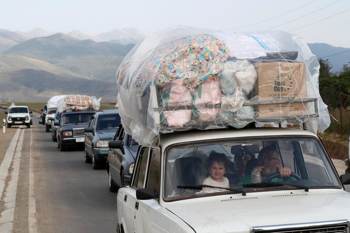 Ethnic Armenians flee Nagorno-Karabakh to Armenia, 29 September 2023. Photo: EPA-EFE / ANATOLY MALTSEV
