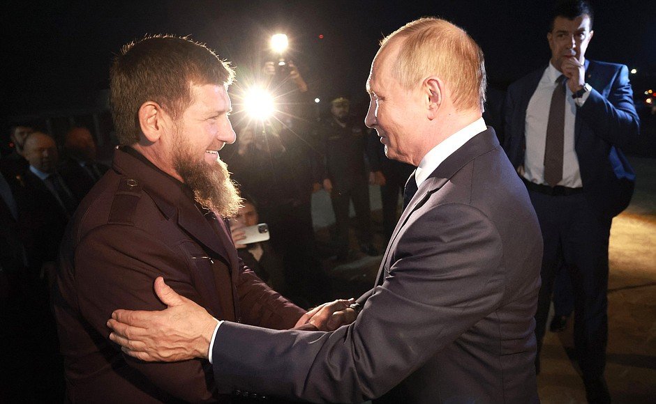 Ramzan Kadyrov greets Vladimir Putin at Grozny Airport, Chechnya, 20 August 2024. Photo: Kremlin