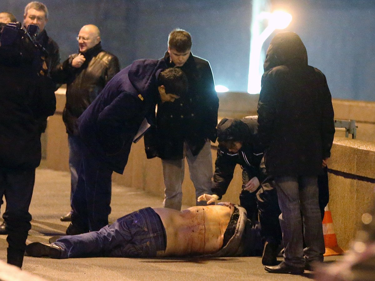Тело убитого Бориса Немцова на Москворецком мосту в Москве, 28 февраля 2015 года. Фото: Саша Мордовец / Getty Images
