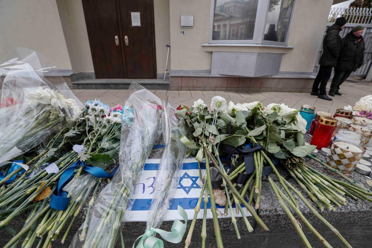 Цветы у посольства Израиля в Москве. Фото: EPA-EFE / MAXIM SHIPENKOV