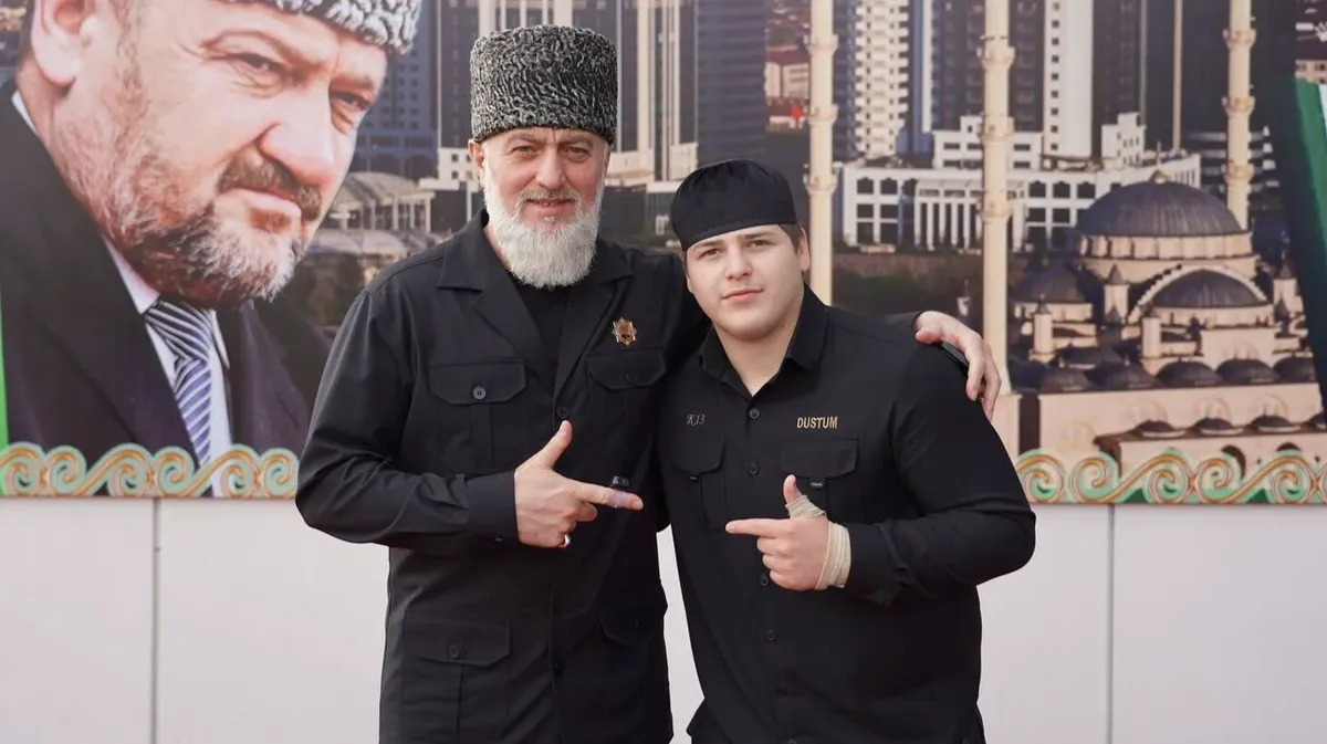 «Показал пример патриотизма». Депутат от Чечни Делимханов поддержал сына Кадырова, избившего в СИЗО фигуранта дела о сожжении Корана