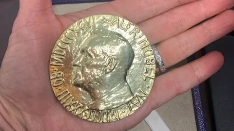 Нобелевская медаль Дмитрия Муратова продана на аукционе