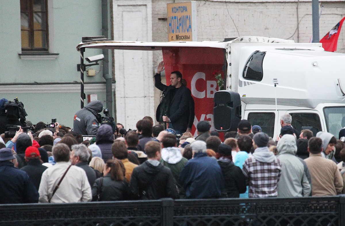 Алексей Навальный выступает на уличном митинге с требованием освобождения заключенных на Болотной площади, Москва, 6 мая 2013 года. Фото: Саша Мордовец / Getty Images