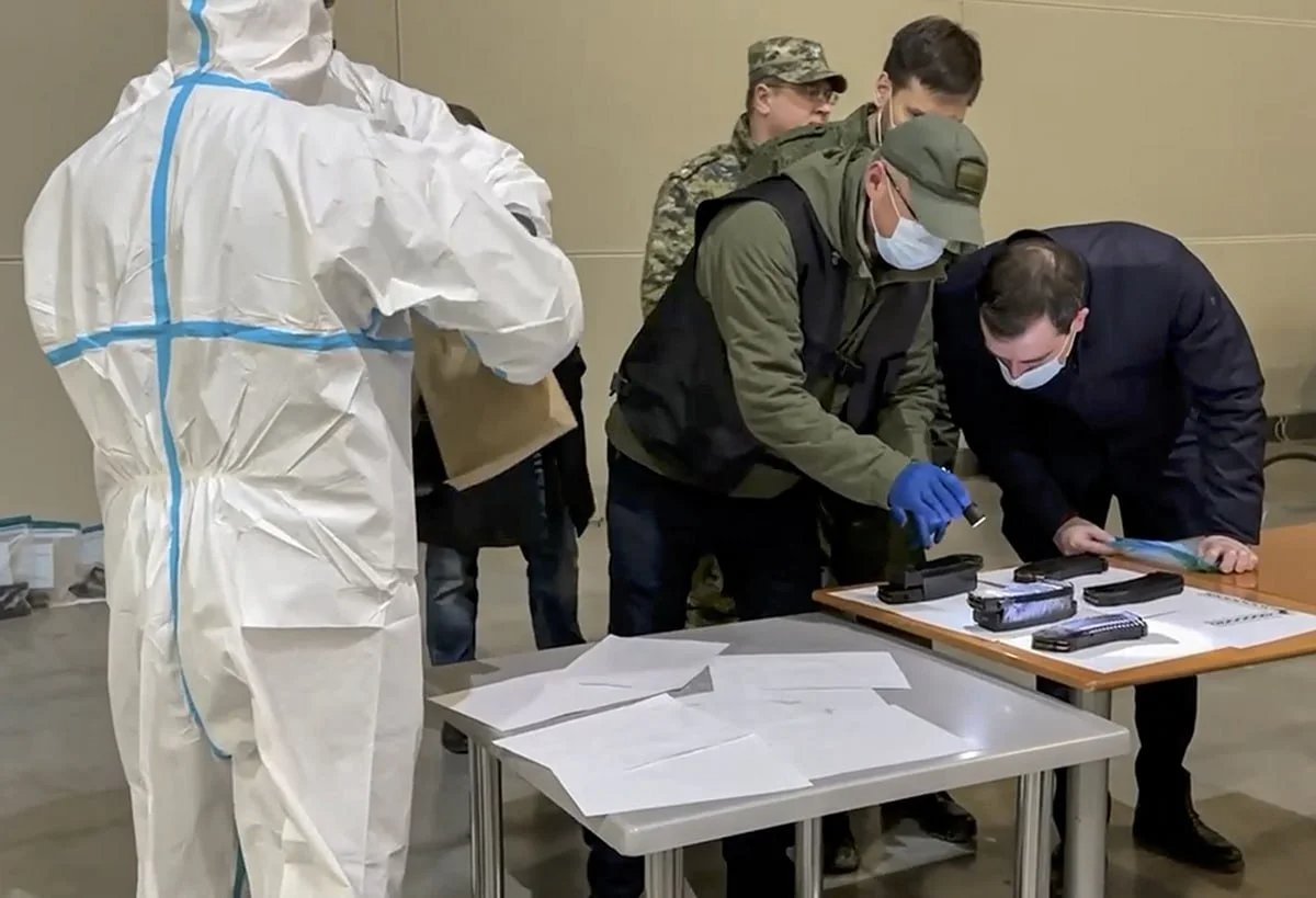 Forensic scientists analysing evidence at the venue. Photo: the Russian Investigative Committee