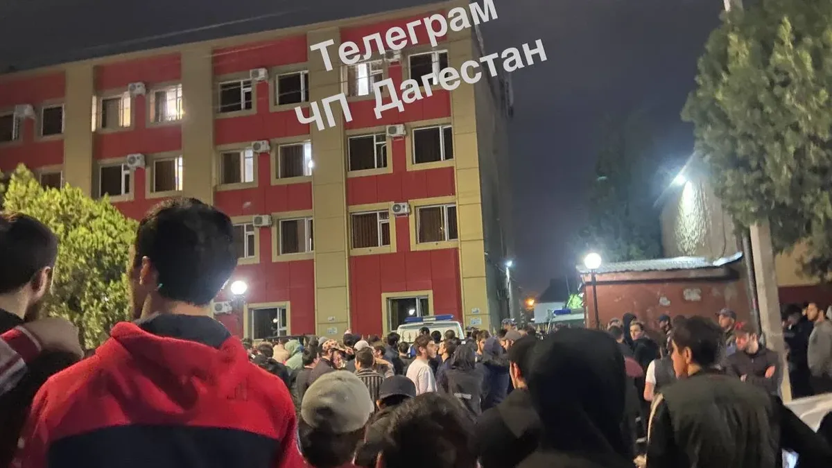 В Хасавюрте жители устроили сход у отеля из-за сообщений, что в нем поселились евреи