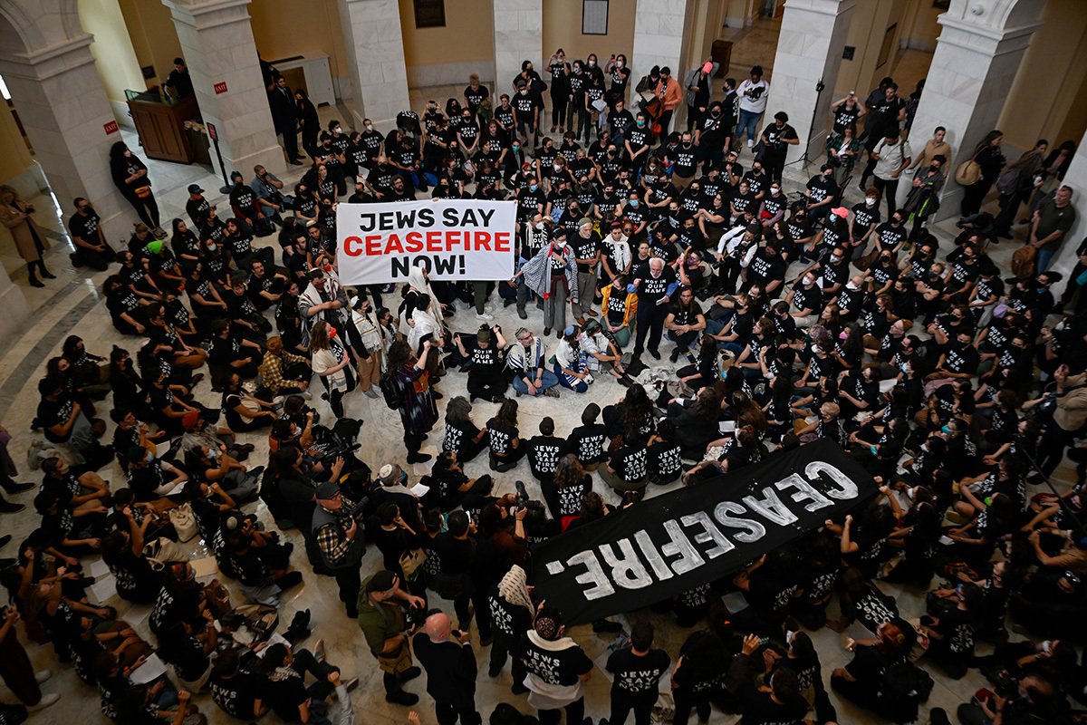 Протестующие в здании Капитолия, 18 октября 2023 г. 
Фото: Celal Gunes/Anadolu / Getty Images