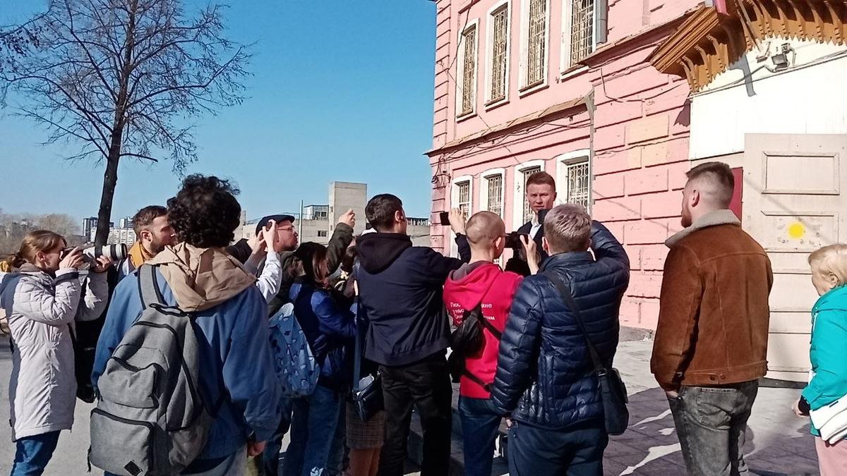 Люди у здания Верх-Исетского районного суда Екатеринбурга. Фото: Надежда Шестакова