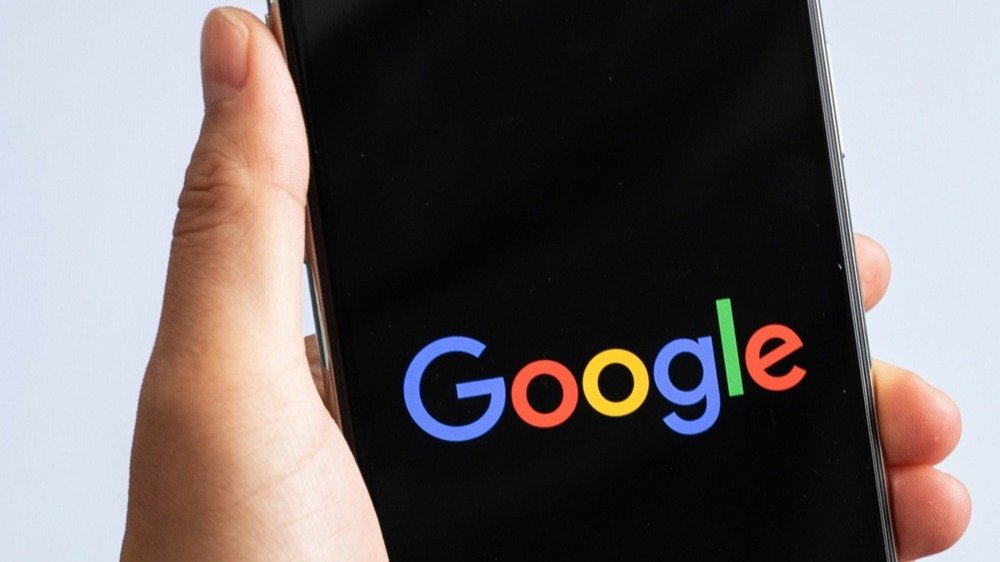 Депутаты ГД предложили штрафовать владельцев сайтов до 700 тысяч рублей за авторизацию пользователей через иностранные сервисы и почты. Также в Госдуму внесли поправки, которые освободят операторов от ответственности за отключения интернета по требованию силовиков