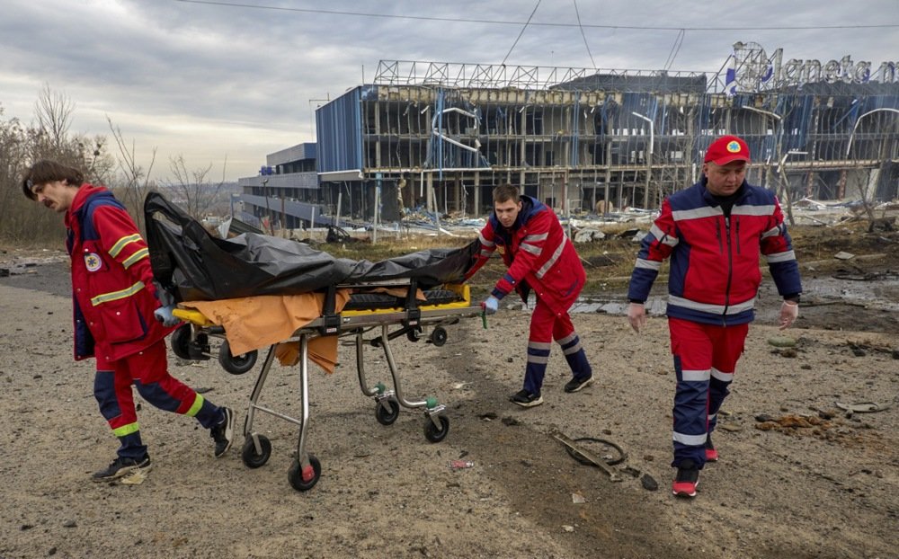 Medical personnel remove a body from the scene of an overnight shelling attack in Kharkiv. Photo: EPA-EFE/SERGEY KOZLOV