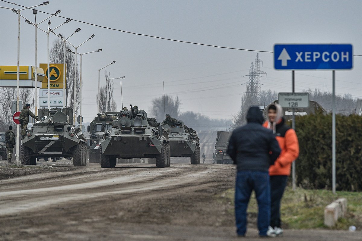 Российские войска движутся в сторону Украины по дороге возле Армянска, Крым, 25 февраля 2022 года. Фото: Stringer / EPA-EFE