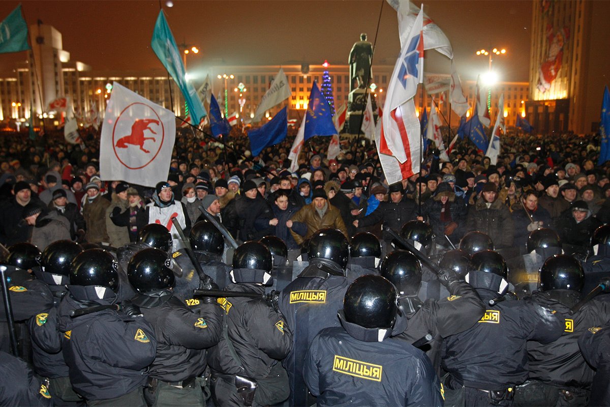 Столкновение ОМОНа с демонстрантами, пытающимися штурмовать правительственное здание в Минске во время митинга против результатов президентских выборов в Беларуси, 19 декабря 2010 года. Фото: Stringer / EPA