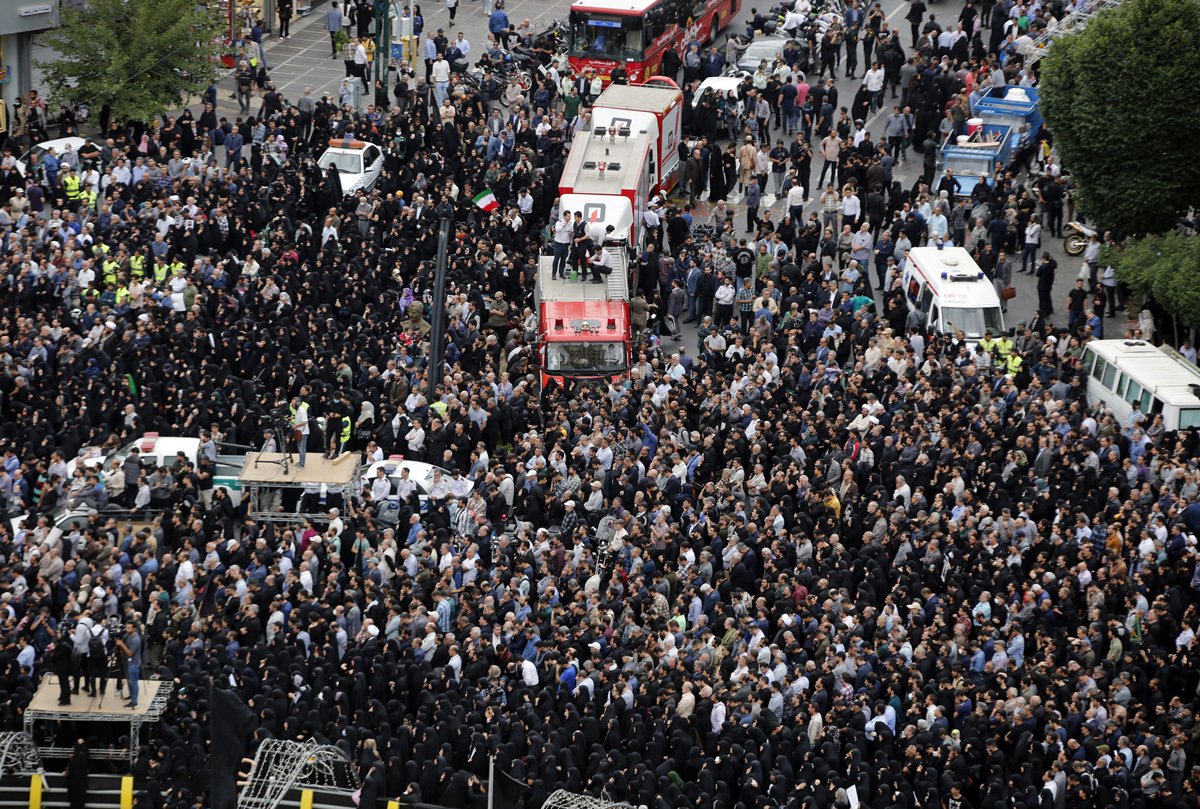 Иранцы собираются на площади Вали-Аср во время траурной церемонии по погибшему президенту Ирана Ибрахиму Раиси в Тегеране, Иран, 20 мая 2024 года. Фото: Abedin Taherkenareh / EPA-EFE