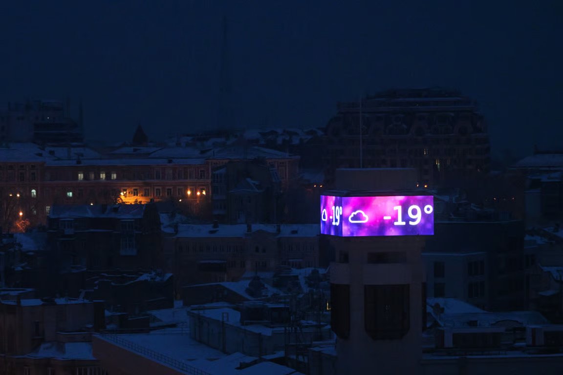 A large screen shows a temperature of -19°C in central Kyiv, Ukraine, 15 January 2026. Photo: Sergey Gapon / AFP / Scanpix / LETA