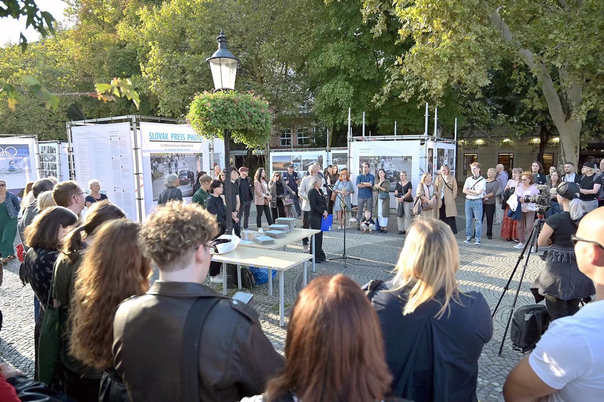 Открытие выставки Slovak Press Photo в Братиславе, 6 октября 2024 года. Фото: страница выставки в  Facebook