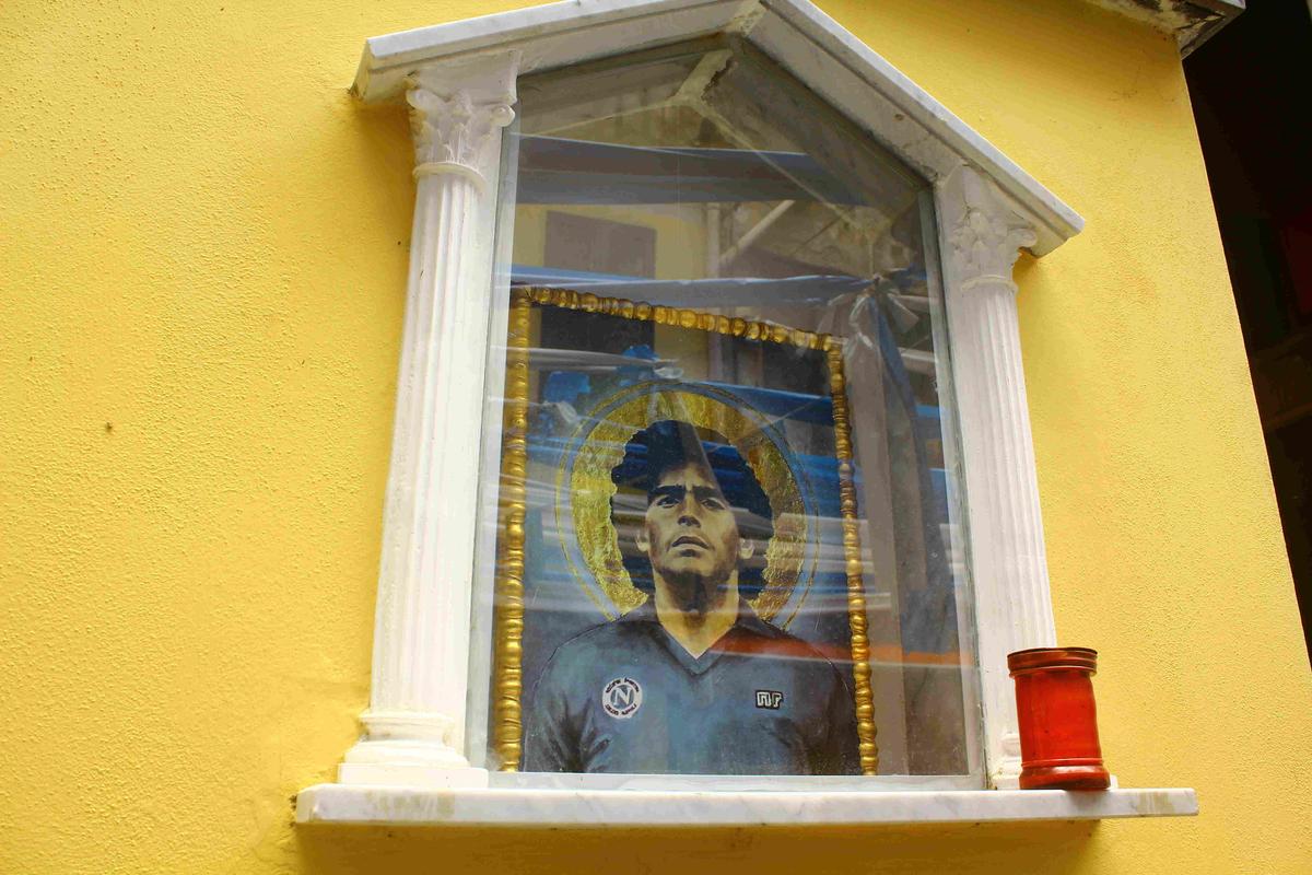 Образ с ликом Марадоны в одном из внутренних двориков. Фото: «Новая газета Европа»