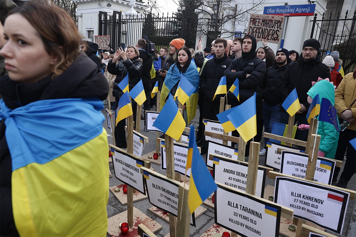 Протестующие у посольства России в Варшаве на фоне крестов с именами погибших украинцев и поляков на войне в Украине, Польша, 24 февраля 2024 года. Фото: Jakub Porzycki / NurPhoto via Getty Images