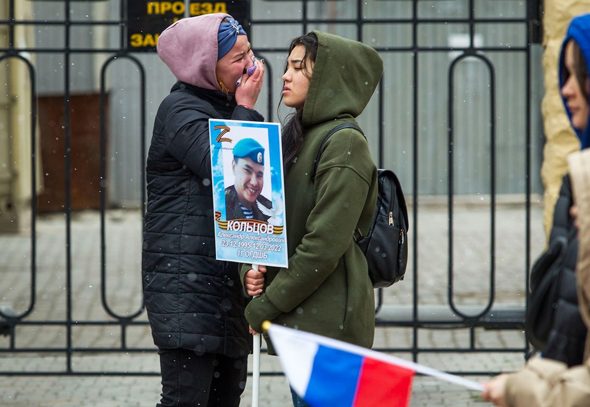 Женщины плачут, держа в руках портрет военнослужащего Российской армии Александра Кольцова, погибшего во время боевых действий на Украине, во время шествия «Бессмертного полка» в Улан-Удэ, столице Бурятии, Россия, 9 мая 2022 года. Фото: AP Photo / Scanpix / LETA