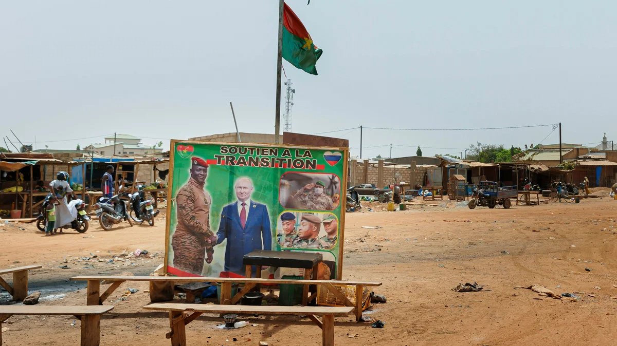 Një poster që tregon presidentin e Burkina Fasos Ibrahim Traoré duke promovuar miqësinë e vendit me Rusinë, në Ouagadougou, Burkina-Faso, 5 mars 2024. Foto: Ute Grabowsky / photothek.de / aleanca foto / Scanpix / LETA