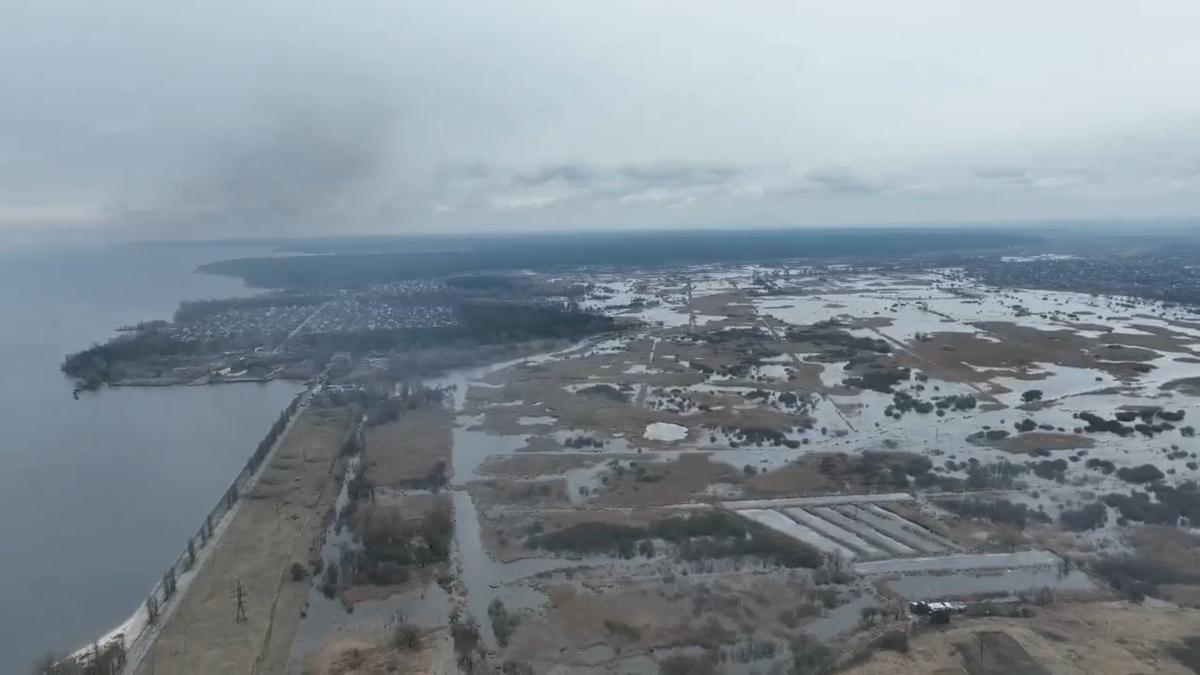 Последствия разрушения дамбы на реке Ирпень. Фото: соцсети