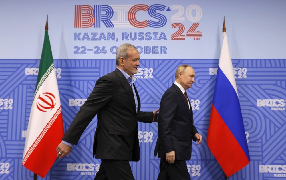 Vladimir Putin welcomes Iranian President Masoud Pezeshkian before their meeting on the sidelines of the BRICS summit in Kazan, Russia, 23 October 2024. Photo: EPA-EFE/MAXIM SHEMETOV / POOL