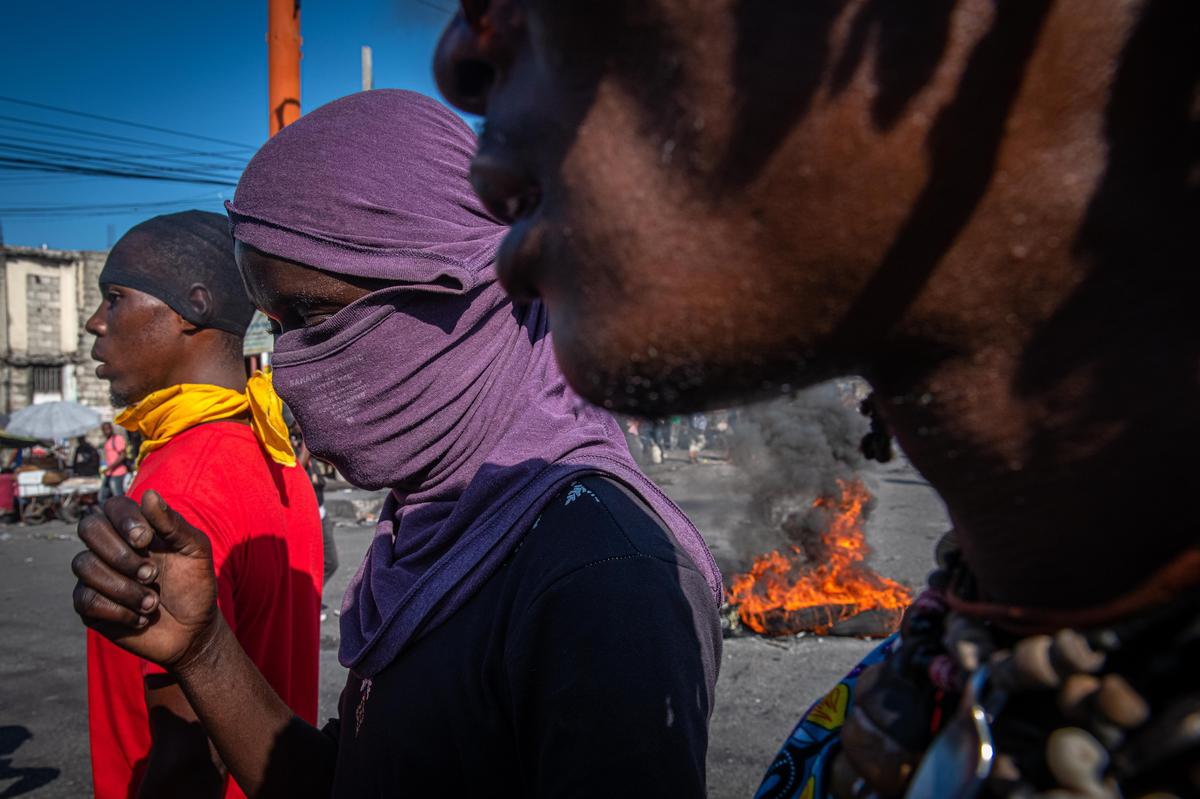 Протестующие требуют отставки премьер-министра Ариэля Анри, Порт-о-Пренсе, Гаити, 7 марта 2024 года. Фото Johnson Sabin / EPA-EFE