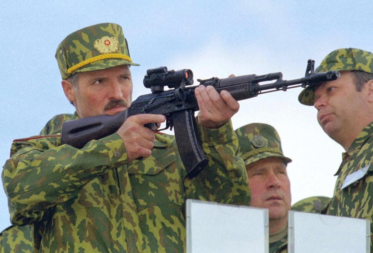 Alexander Lukashenko joins military exercises near Hrodna, Belarus ahead of presidential elections the following month, 31 August 2001. Photo: EPA / ITAR-TASS