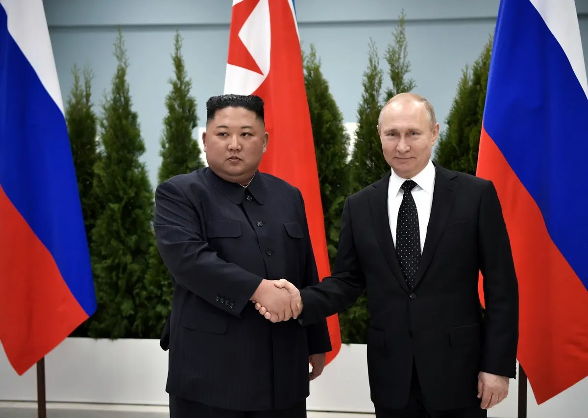 Kim Jong-un and Vladimir Putin shaking hands during a meeting; Photo: wikimedia